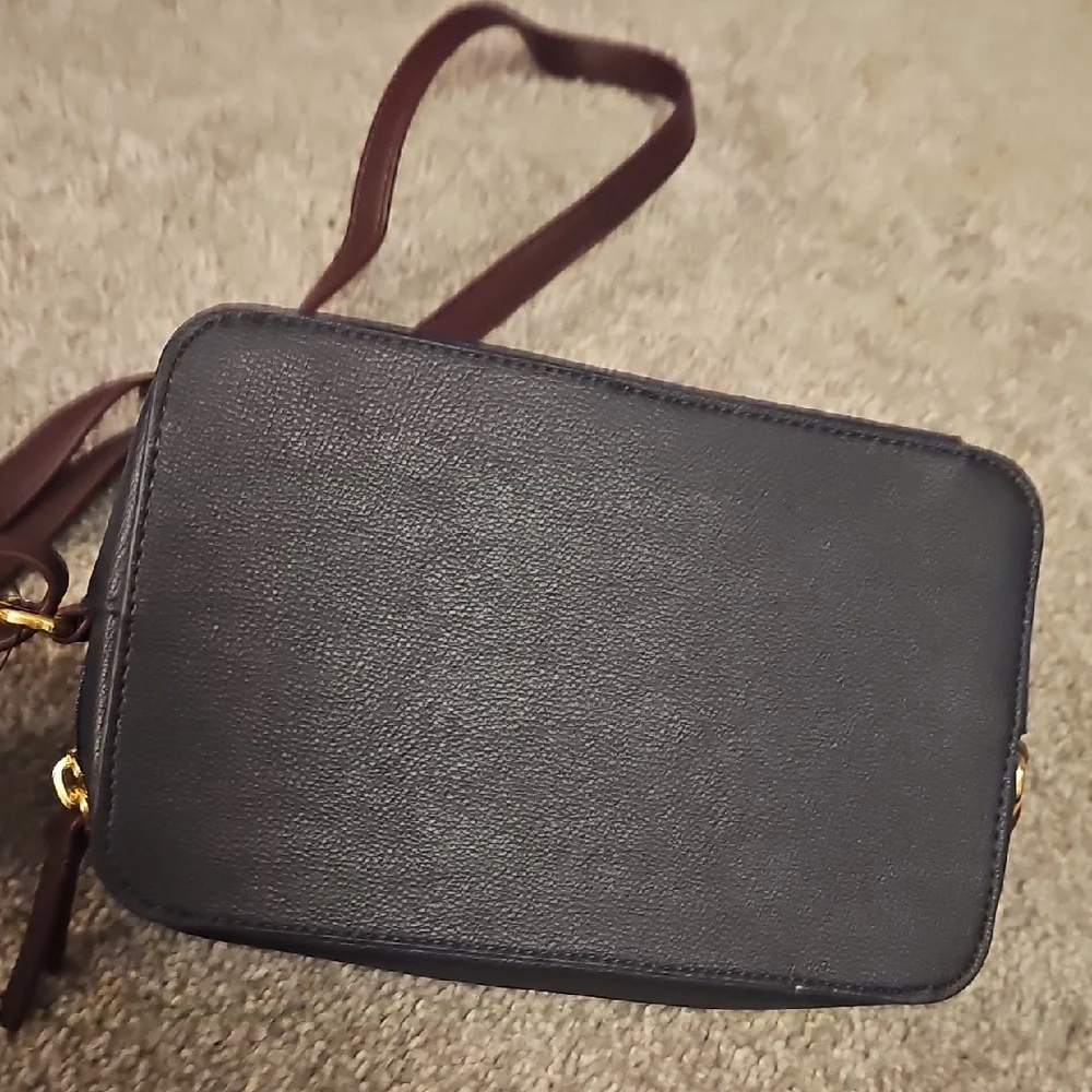 D9🔹️Tommy Hilfiger Navy and Maroon Crossbody Purse